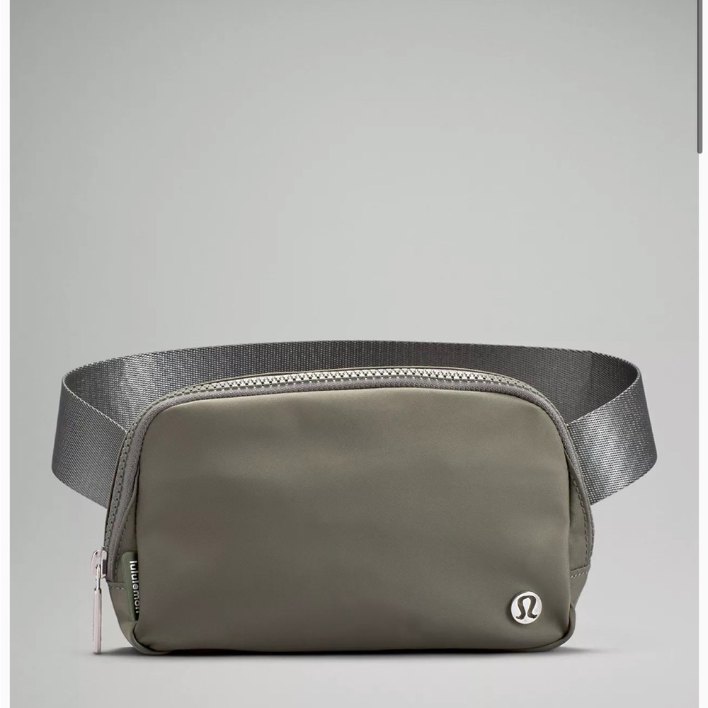 🆕LULULEMON EVERYWHERE BELT BAG GREY SAGE